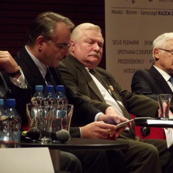 Lech Wałęsa podczas II Europejskiego Kongresu Małych i Średnich Przedsiębiorstw w Katowicach (fot. Piotr Drabik, lic. CCA-SA 2.0)