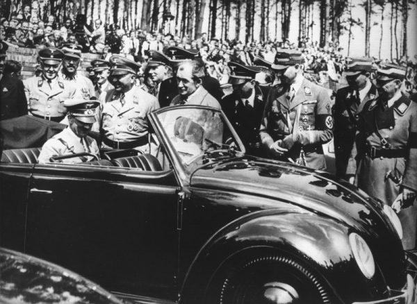 Przełom w motoryzacji nastąpił gdy Hitler wprowadził na rynek słynnego garbusa (fot. domena publiczna)