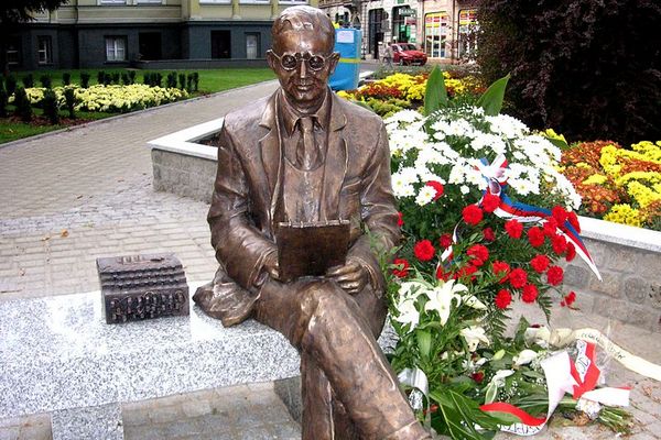 Marian Rejewski stał się w rodzinnej Bydgoszczy prawdziwym bohaterem. Jego pomnik odsłonięto w 2005 roku, w stulecie jego urodzin.