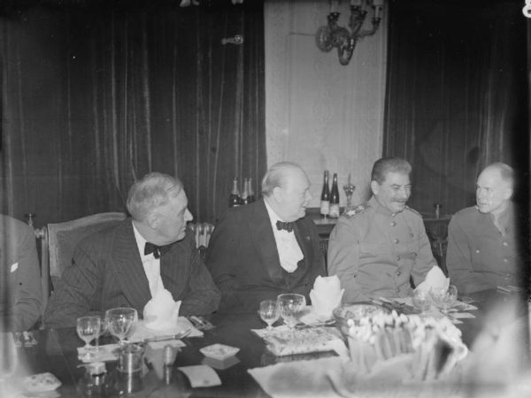 Im silniejsza była pozycja Stalina w obozie aliantów, tym trudniejsza stawała się sytuacja Polaków. Na zdjęciu Stalin z Churchillem i Rooseveltem w Teheranie pod koniec 1943 roku.