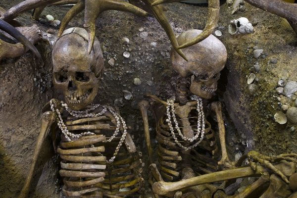 Szkielety pochodzące z podobnego okresu co Avgi (fot. Didier Descouens, lic. CCA-SA 4.0)