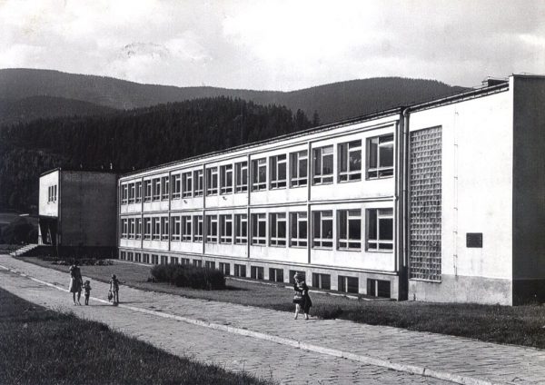 Szkoła "tysiąclatka" w Węgierskiej Górce (fot. domena publiczna)