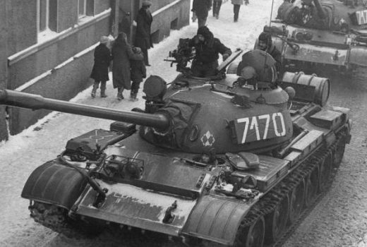 Tak wyglądąły polskie ulice podczas stanu wojennego - pełne czołgów T-55. Czy dekret Rady Państwa z grudnia 1981 był jednak zgodny z ówczesnym prawem?