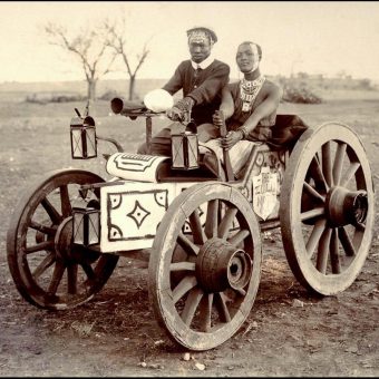 Zulusi prowadzący samochód w 1903 roku (fot. domena publiczna)