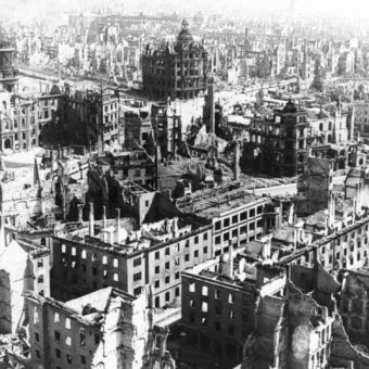 W wyniku bombardowania Drezno zostało praktycznie zrównane z ziemią. 