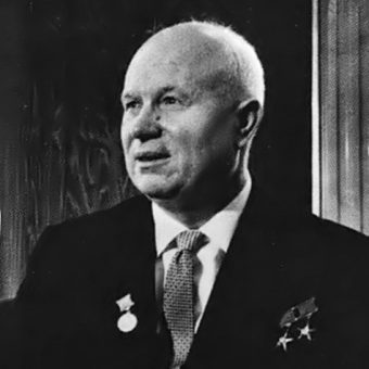 W trakcie XX Zjazdu KPZR I sekretarz ZSRR, Nikita Chruszczow, wystąpił z krytyką "kultu jednostki" narosłego wokół Stalina.
