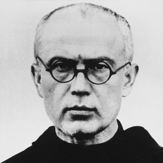 Maksymilian Kolbe zginął w Auschwitz, ofiarując swoje życie za życie współwięźnia.
