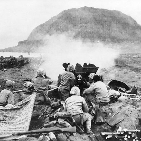 Góra Suribachi była ważnym punktem strategicznym na Iwo Jimie. Jej zdobycie przez Amerykanów praktycznie przesądziło los bitwy.