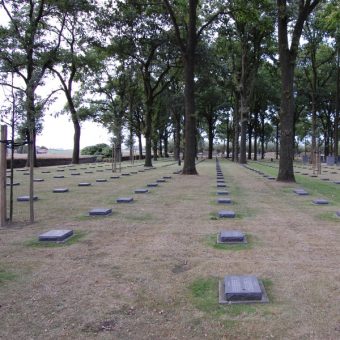 Gdyby Adolf Hitler razem z towarzyszami broni zginął pod Ypres i spoczął na tym cmentarzu, losy świata mogłyby się potoczyć zupełnie inaczej (fot. DieLachendeMehrheit, lic. CCA-SA 4.0)