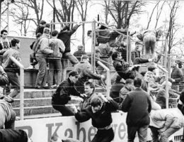 Niemieccy chuligani biją się ze stróżami prawa (fot. Bundesarchiv, Bild 183-1990-0414-009, Wolfried Pätzold, lic. CC-BY-SA 3.0)