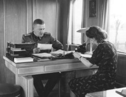Niemiecki żołnierz wraz z sekretarką w biurze ds. przesiedleń (fot. Bundesarchiv, Bild 137-068839, lic. CC-BY-SA 3.0)