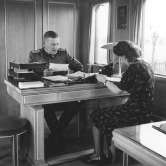 Niemiecki żołnierz wraz z sekretarką w biurze ds. przesiedleń (fot. Bundesarchiv, Bild 137-068839, lic. CC-BY-SA 3.0)
