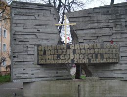 Pomnik Ofiar Grudnia 1970 w Elblągu na pl. Solidarności (fot. Margedon, lic. CC BY-SA 3.0)
