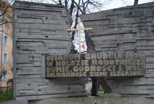 Pomnik Ofiar Grudnia 1970 w Elblągu na pl. Solidarności (fot. Margedon, lic. CC BY-SA 3.0)