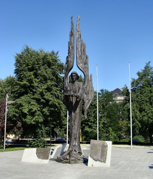 Pomnik Ofiar Grudnia 1970 w Szczecinie (tzw. Anioł Wolności), fot. domena publiczna.