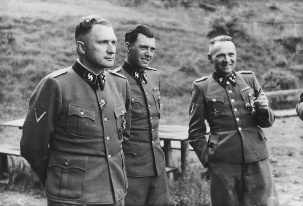 W 1960 roku Josef Mengele przeprowadził się do Brazylii. Na zdjęciu Anioł Śmierci stoi w środku. Auschwitz 1944 rok.