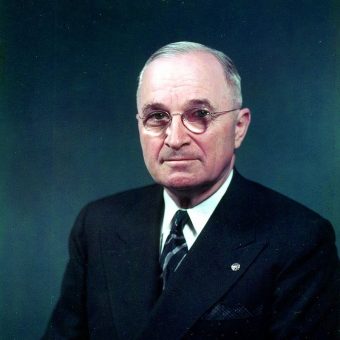 Harry Truman był prezydentem USA w latach 1945-1953.