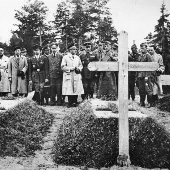 Niemcy nagłośnili sprawę znalezienia masowych grobów w Katyniu w kwietniu 1943 roku.