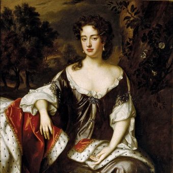 Anna Stuart przejęła władzę po śmierci siostry, Marii, i jej męża, Wilhelma III Orańskiego, którzy rządzili Anglią, Szkocją i Irlandią od czasów Chwalebnej Rewolucji.