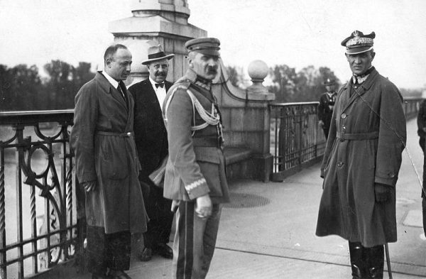Na moście Piłsudskiemu towarzyszył generał Orlicz-Dreszer.