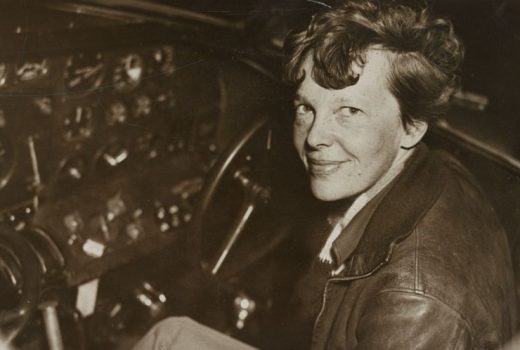 Amelia Earhart w kabinie swojego samolotu w 1937 (fot. domena publiczna)