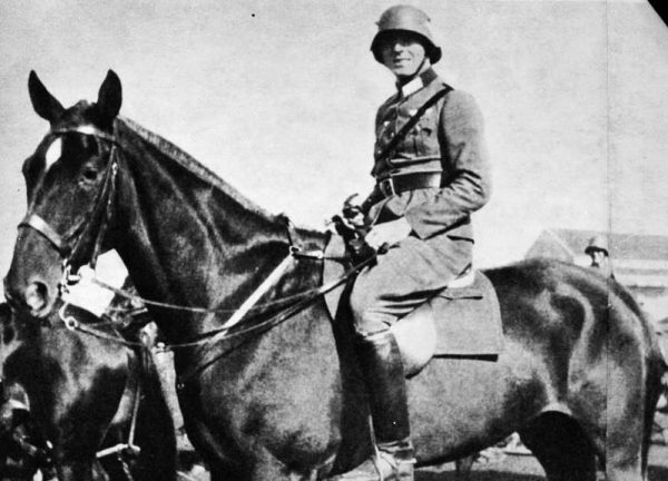 Claus von Stauffenberg podczas służby w 17. pułku kawalerii w Bambergu, 1926 rok (fot. Bundesarchiv, Bild 183-C0716-0046-003, lic. CC-BY-SA 3.0)