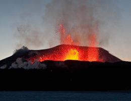 Erupcja wulkanu na Islandii (fot. Olikristinn, lic. CCA-SA 3.0 U)