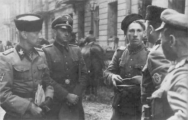 Generał Heinz Reinefarth (pierwszy z lewej) w trakcie powstania warszawskiego kierował niemieckimi oddziałami odpowiedzialnymi za rzeź Woli.