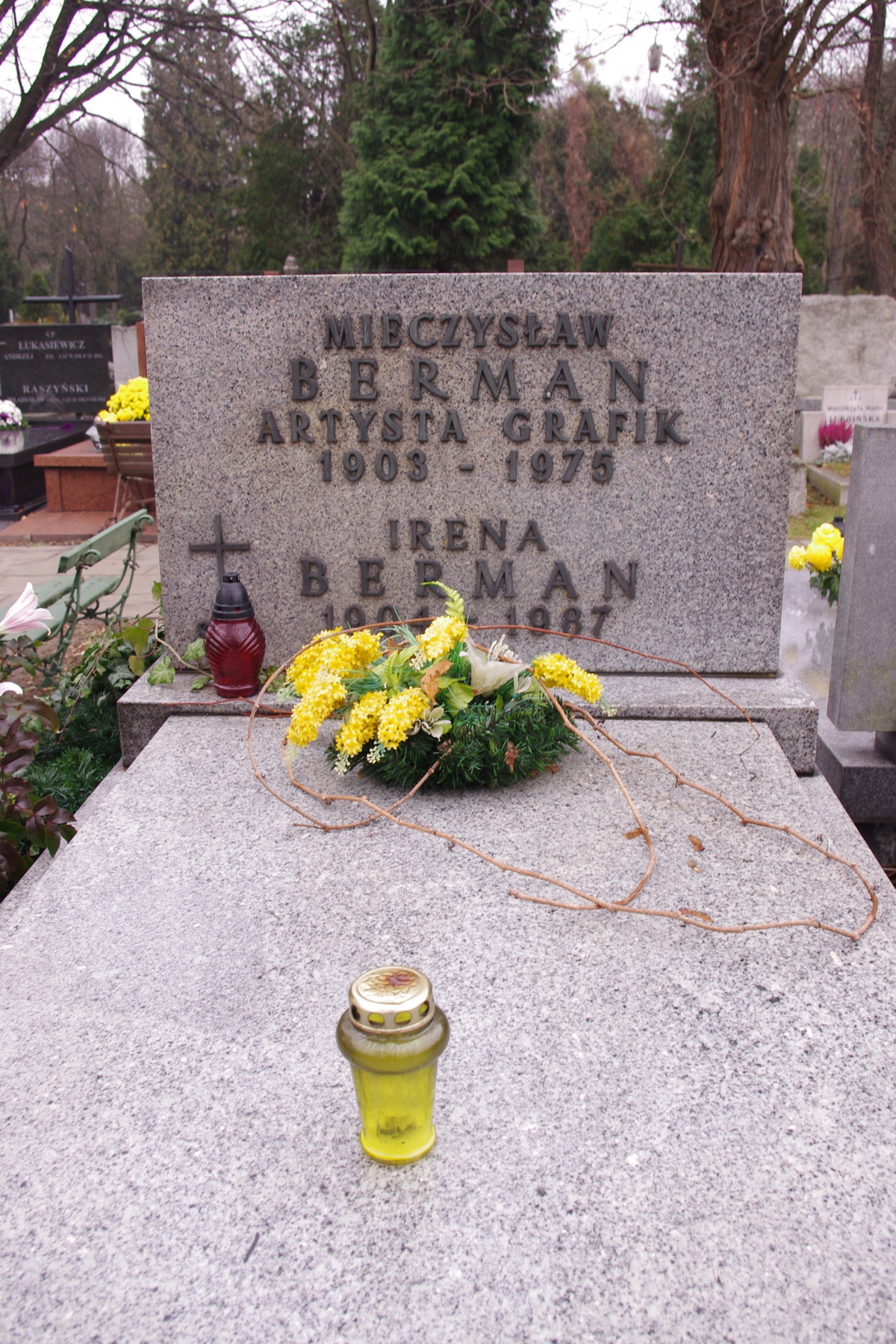 Grób Mieczysława Bermana na Cmentarzu Wojskowym na Powązkach w Warszawie. "Czerwony monter" zmarł 31 grudnia 1975 roku.