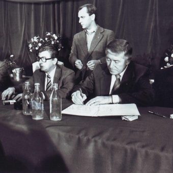 Podpisanie porozumień sierpniowych (fot. Stefan Cieślak, lic. CCA-SA 3.0)