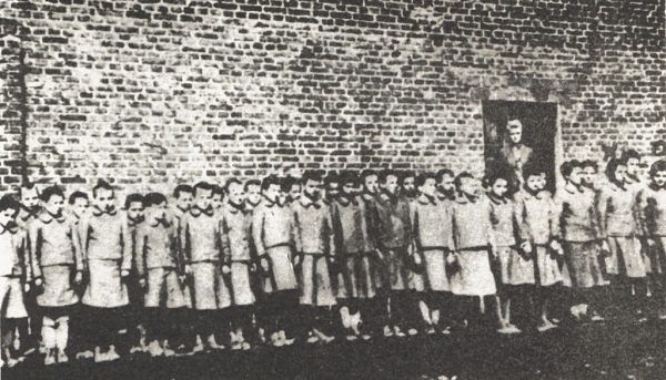 Obóz przy Przemysłowej posiadał swoją filię, uruchomioną prawie w tym samym czasie, co obóz macierzysty. Znalazła się ona we wsi Dzierżązna. Na zdjęciu dzieci z obozu.
