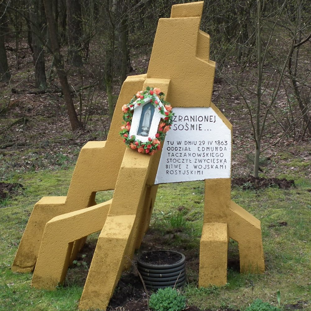 Pomnik "Zranionej sośnie" - postawiony na miejscu sosny, trafionej pociskiem z armaty moskiewskiej