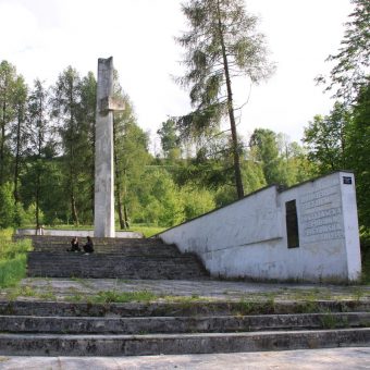 Pomnik bohaterów Republiki Pińczowskiej u podnóża Góry Byczowskiej (fot. Jarosław Roland Kruk / Wikipedia, lic. CC-BY-SA-3.0)