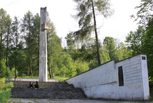 Pomnik bohaterów Republiki Pińczowskiej u podnóża Góry Byczowskiej (fot. Jarosław Roland Kruk / Wikipedia, lic. CC-BY-SA-3.0)