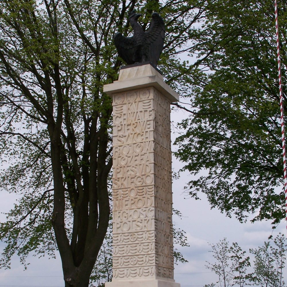 Pomnik „Ku chwale pierwszych bojów Józefa Piłsudskiego o niepodległość Polski”, postawiony w 1928, zniszczony przez Armię Czerwoną w 1945, odbudowany w 1992