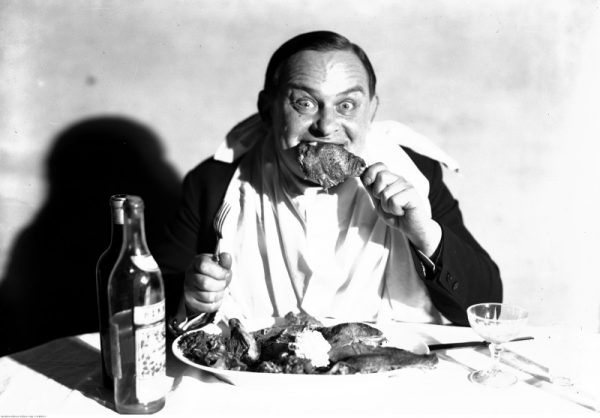 Przedwojenny aktor Józef Leliwa spożywająy posiłek w restauracji (fot. domena publiczna)