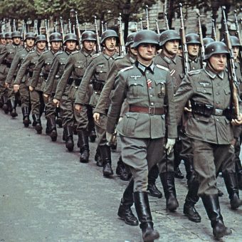 Do Wehrmachtu wcielono ogromną liczbę niechętnych Czechów, Polaków i Francuzów. Na zdjęciu oddziały Wehrmachtu w Paryżu.