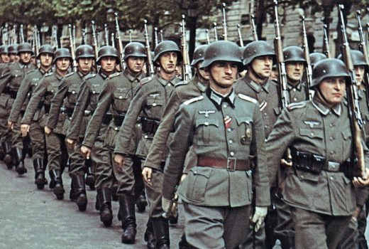 Do Wehrmachtu wcielono ogromną liczbę niechętnych Czechów, Polaków i Francuzów. Na zdjęciu oddziały Wehrmachtu w Paryżu.