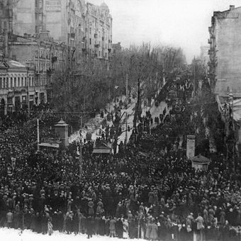 Wiec niepodległościowy na Chreszczatyku, głównej ulicy Kijowa, rok 1917. Zdjęcie z książki Anne Apllebaum pod tytułem "Czerwony Głód".