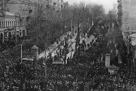 Wiec niepodległościowy na Chreszczatyku, głównej ulicy Kijowa, rok 1917. Zdjęcie z książki "Czerwony Głód".