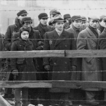Żydzi za drutami łódzkiego getta (fot. Bundesarchiv, Bild 101I-133-0703-19 Zermin, lic. CC-BY-SA 3.0)