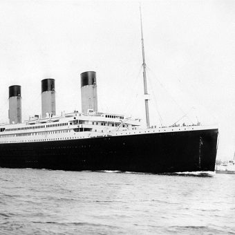 Titanic, zwodowany w 1911 roku, zatonął w trakcie swojego pierwszego rejsu przez Atlantyk.