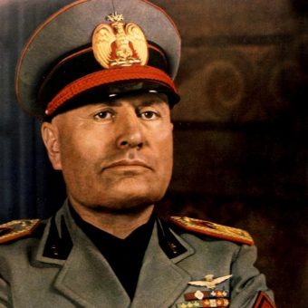 Mussolini został schwytany przez komunistyczną partyzantkę w trakcie próby przedostania się do Szwajcarii.