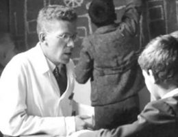 Hans Asperger ze swoimi pacjentami.