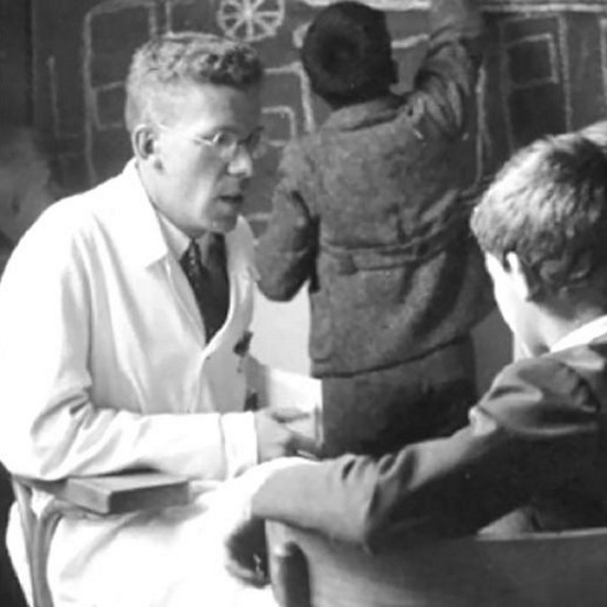 Hans Asperger ze swoimi pacjentami.