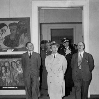 Joseph Goebbels ogląda wystawę sztuki (fot. Bundesarchiv, Bild 183-H02648, lic. CC-BY-SA 3.0)