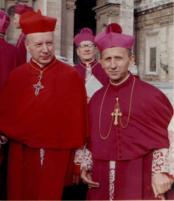 Kardynał Stefan Wyszyński (z lewej) i abp Antoni Baraniak w Rzymie w trakcie soboru watykańskiego II (fot. Roland von Bagratuni, lic. CC BY-SA 3.0)