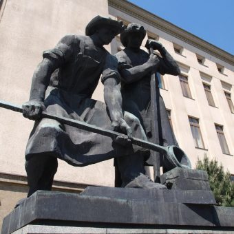 Pomnik hutników przy wejściu do budynku A0 Akademii Górniczo-Hutniczej w Krakowie. Autorem rzeźb jest Jan Raszka (fot. domena publiczna)