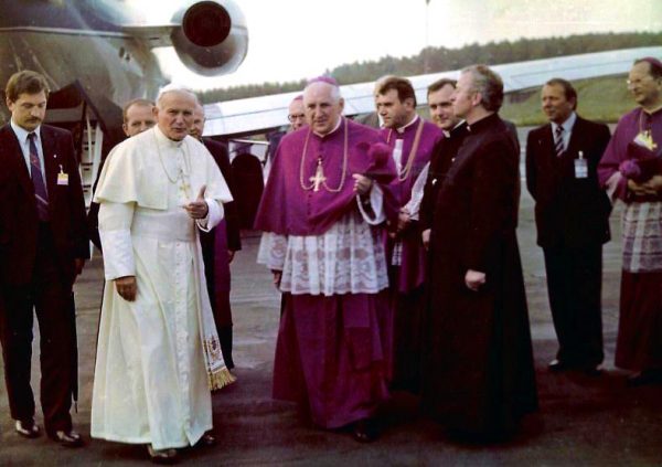 Na temat roli Kościoła w Polsce wypowiadał się także Jan Paweł II, który odwiedził Polskę na krótko przed upadkiem komunizmu w 1987 r. (na zdjęciu) oraz w 1991 roku.