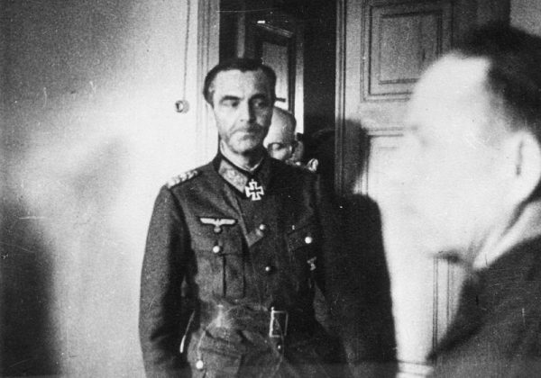Marszałek von Paulus rozmawiał z radzieckimi oficerami w chacie marszałka Nikołaja Woronowa. Marszałek von Paulus rozmawiał z radzieckimi oficerami w chacie marszałka Nikołaja Woronowa.